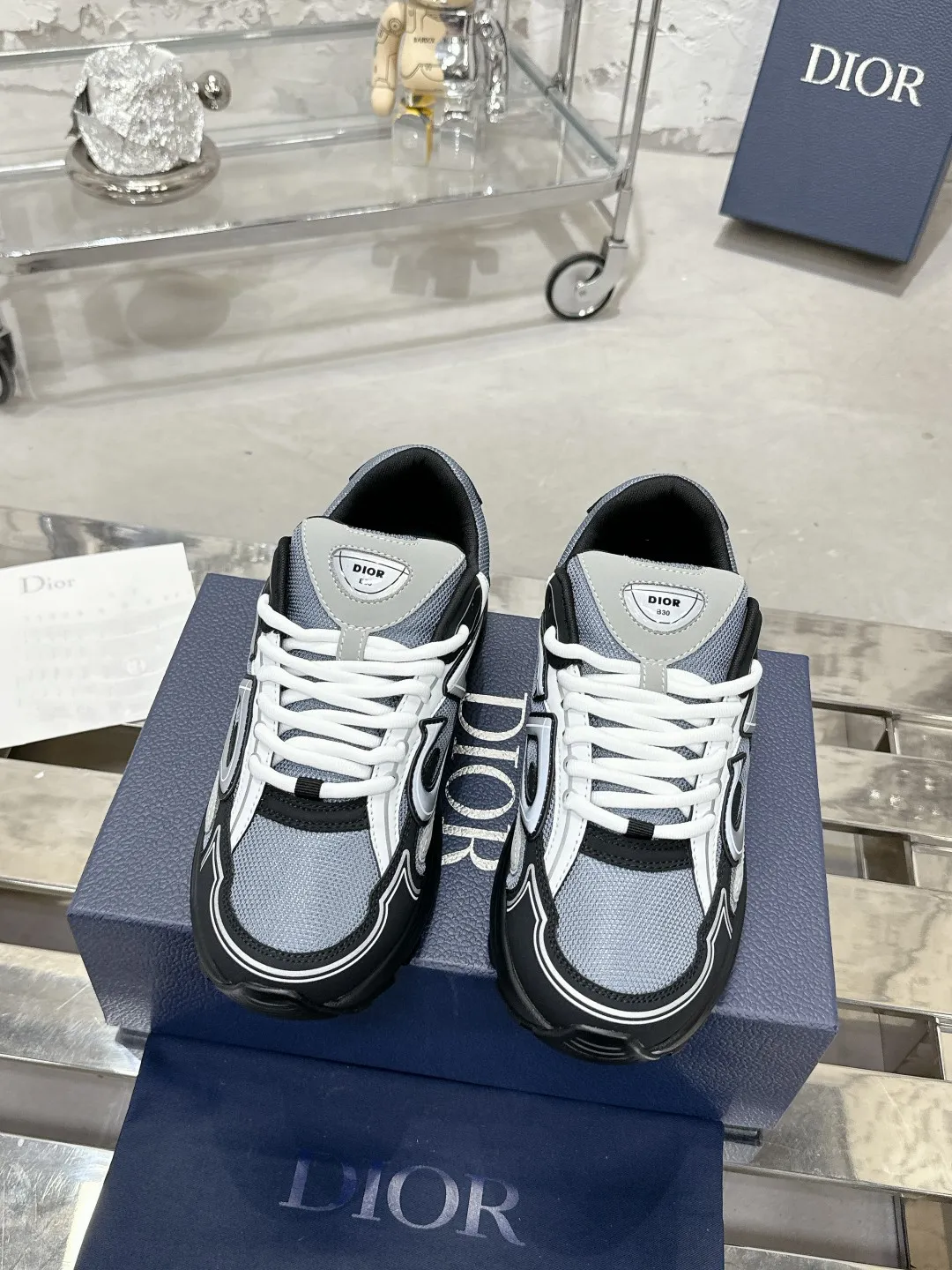 Men's men's shoes 💰600❤️❤️❤️High version Dior Dior's latest color matching B30 series reflective dad sneakers original 17380💰 purchased for development and production Brand new B30 sneakers Dad Shoes style shoes that follow the trend of the retro market The Dior logo on the tongue also indicates that this pair of shoes is the B30 model! B30 uses fine-textured leather and mesh cloth materials to form a shoe body. There are conspicuous letters CD on both sides of the shoe body to indicate identity. Many lines on the shoe body outline details to make the shoes look less monotonous and full of retro flavor. The delivery counter is exquisitely packaged🛍📦 ▪️Fabric: Original customized technical fabric + mesh ▪️Inner lining: Customized breathable lining ▪️Outsole: Original molded IP foam + TPU outsole ▪️Sole thickness: 3.5CM ▪️Size: Women’s size 35-40 / Men’s size 39-46